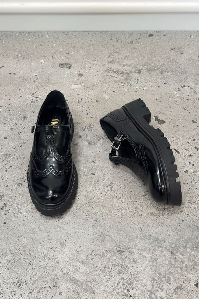 Czarne damskie skórzane półbuty lakierowane OVYE LF600 - obrazek 2