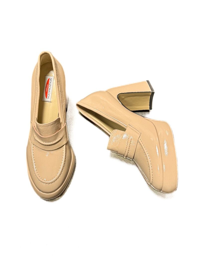 BUTY BEŻOWE LAKIEROWANE NA OBCASIE SPAZIO MODA 9306