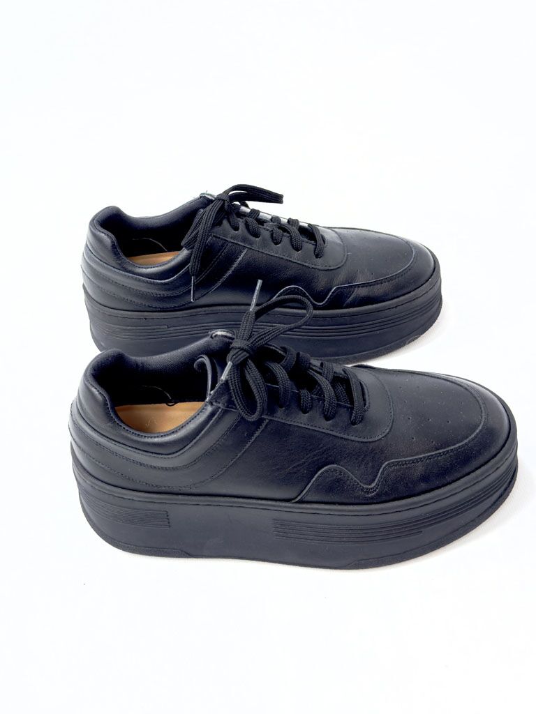 BUTY CZARNE TRAMPKI NA GRUBEJ PODESZWIE LESTROSA SN70