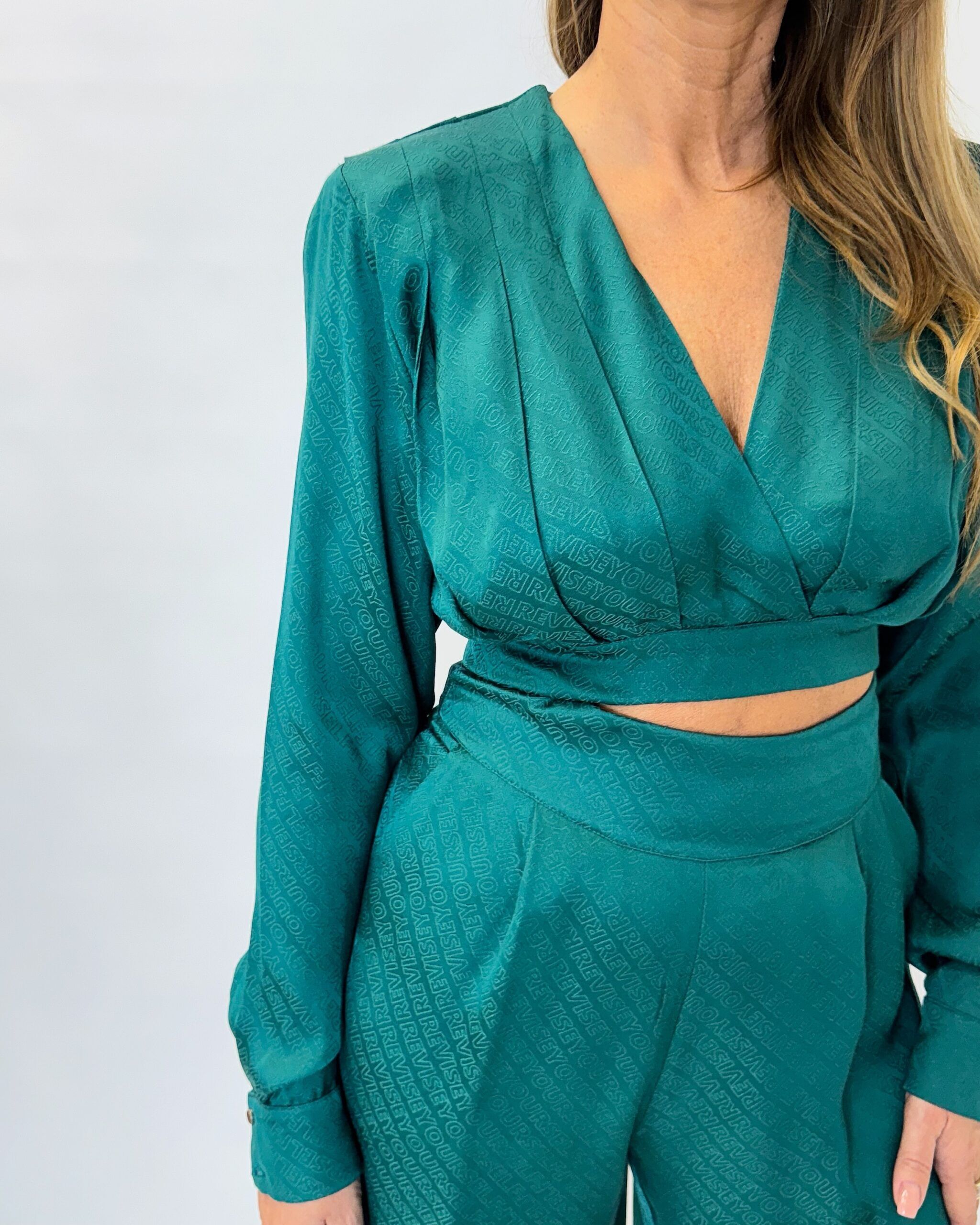 SPODNIE Z MATERIAŁU SZEROKIE W LOGOWANIA W KOLORZE BUTELKOWEJ ZIELENI REVISE PISSARRO - obrazek 4