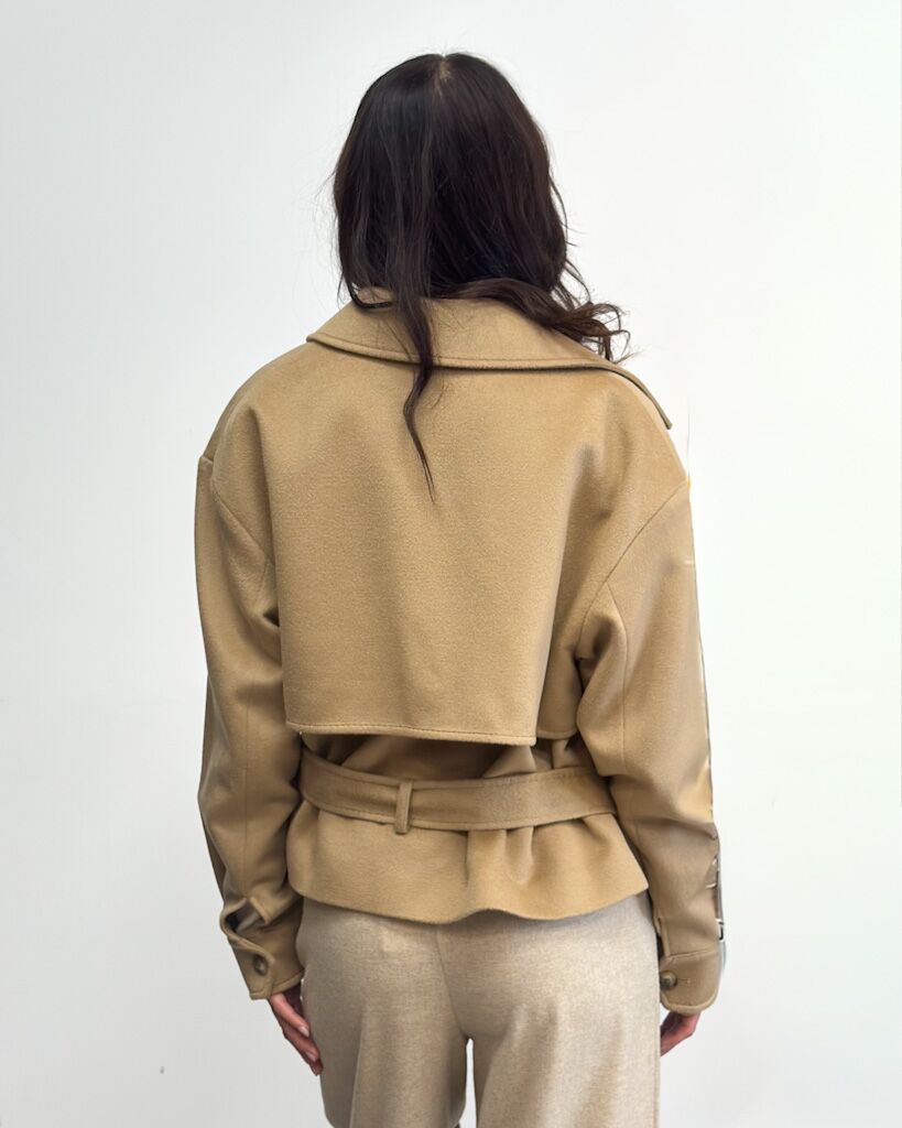 KRÓTKI WEŁNIANY CAMELOWY PŁASZCZ MALEJ 420970-19058 - obrazek 5