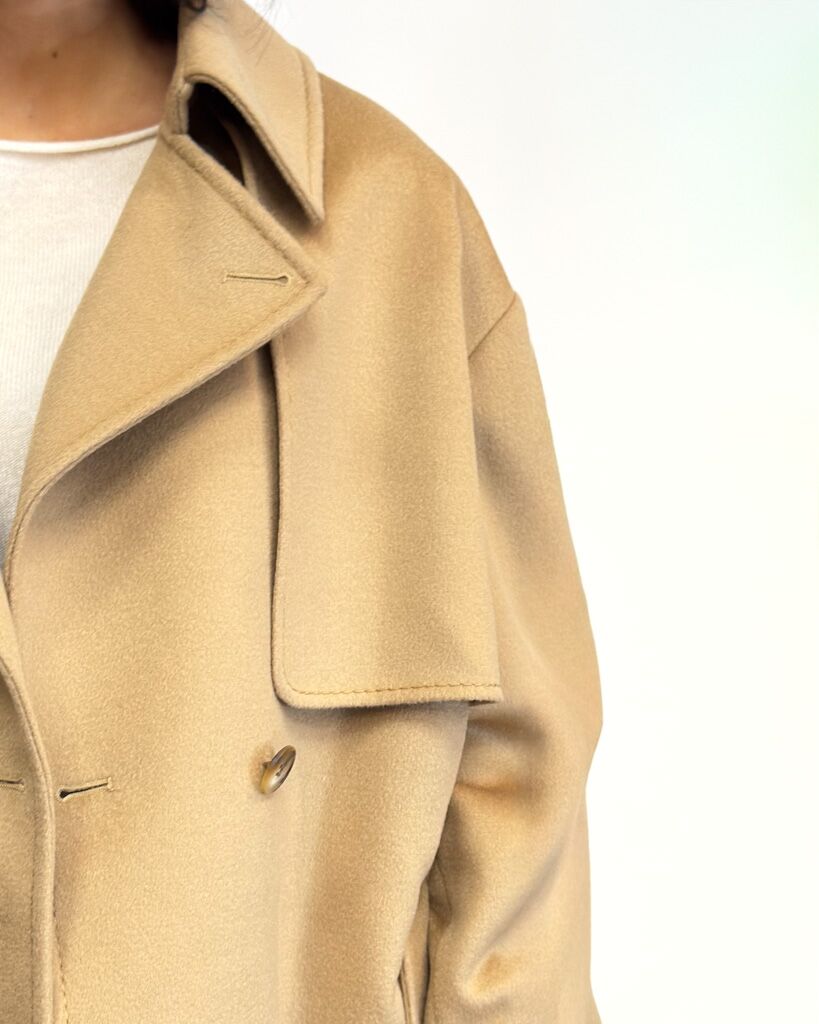 KRÓTKI WEŁNIANY CAMELOWY PŁASZCZ MALEJ 420970-19058 - obrazek 3