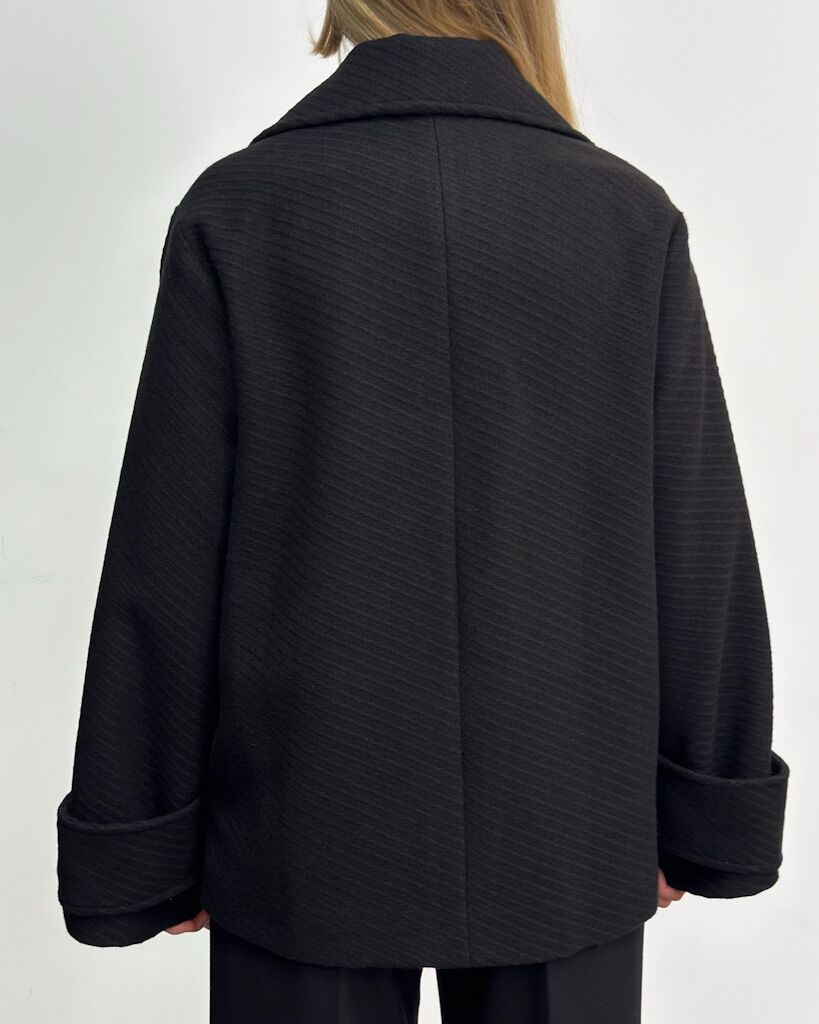 CZARNY KRÓTKI PŁASZCZ DAMSKI PIA B CUMATI - obrazek 4