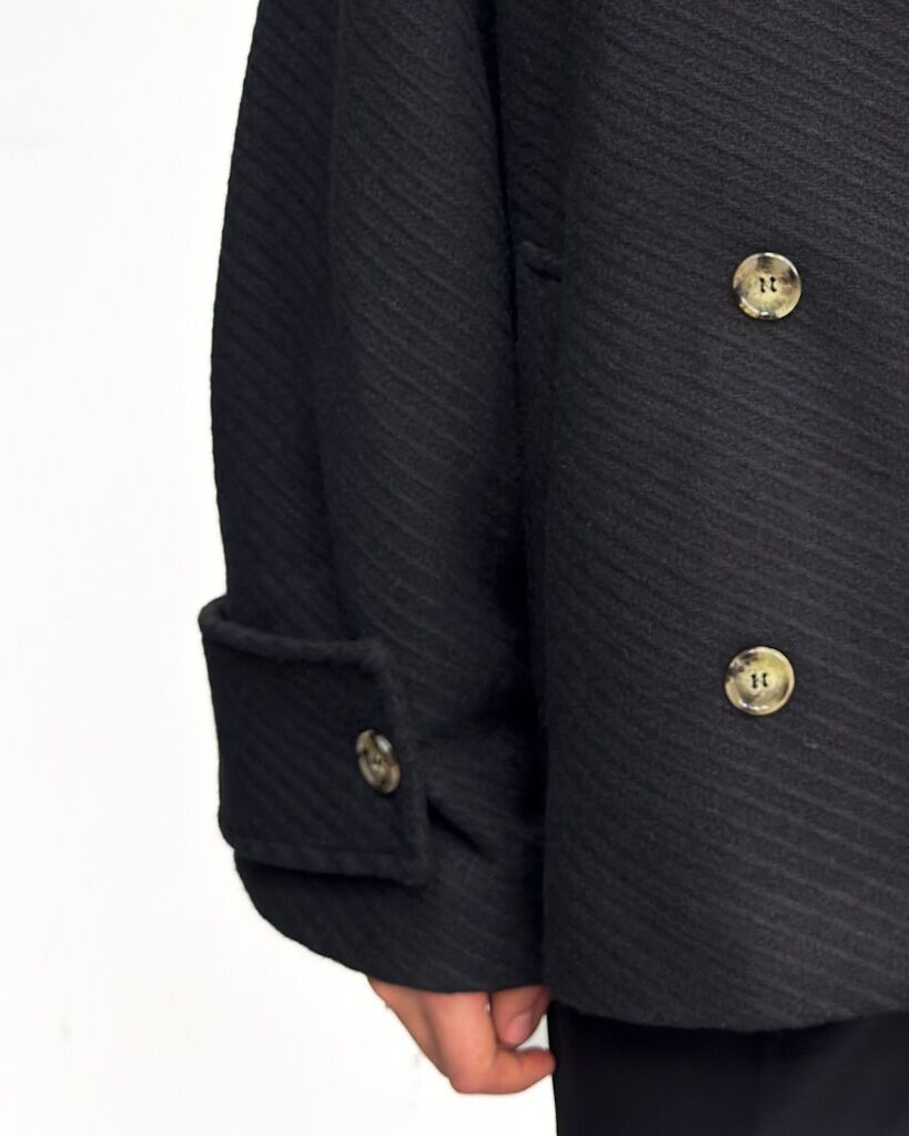 CZARNY KRÓTKI PŁASZCZ DAMSKI PIA B CUMATI - obrazek 3