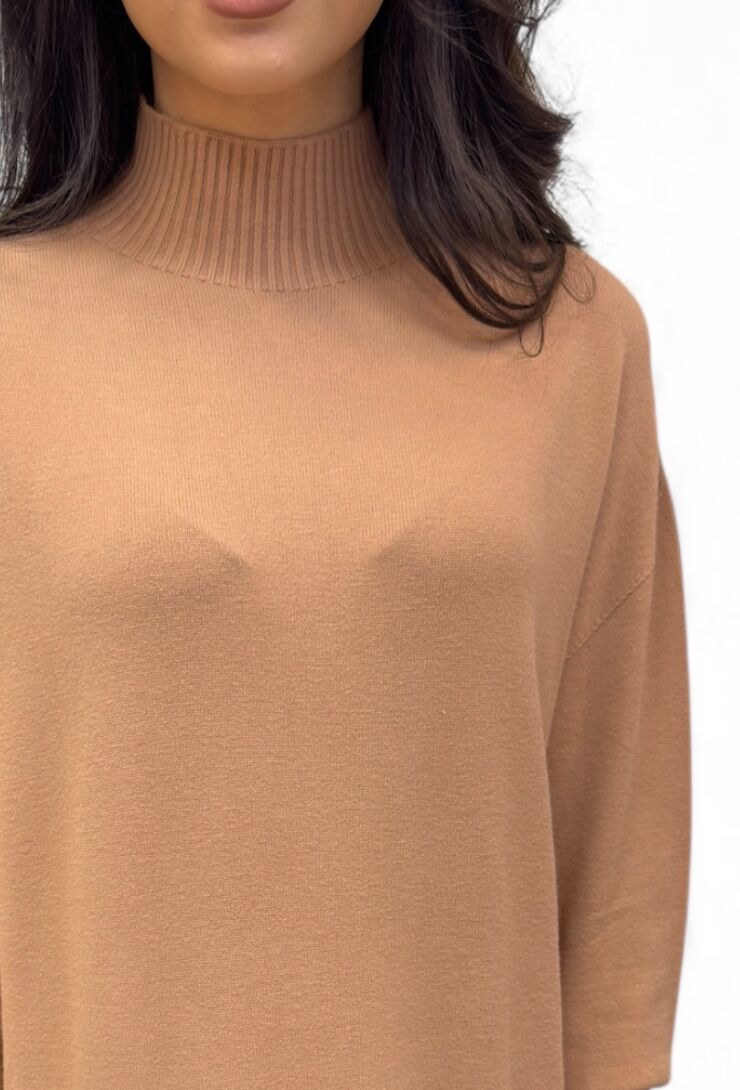 Beżowa sukienka dzianinowa midi z golfem Kontatto 3M0828C - obrazek 2